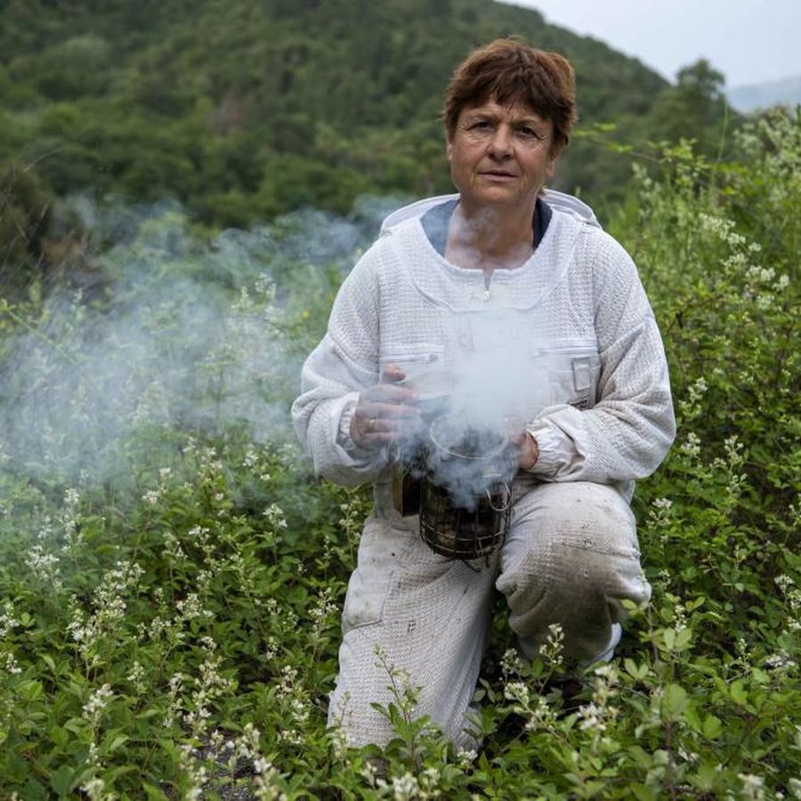 Sandra Bernardi, enfumoir à la main, dans le maquis en fleurs
